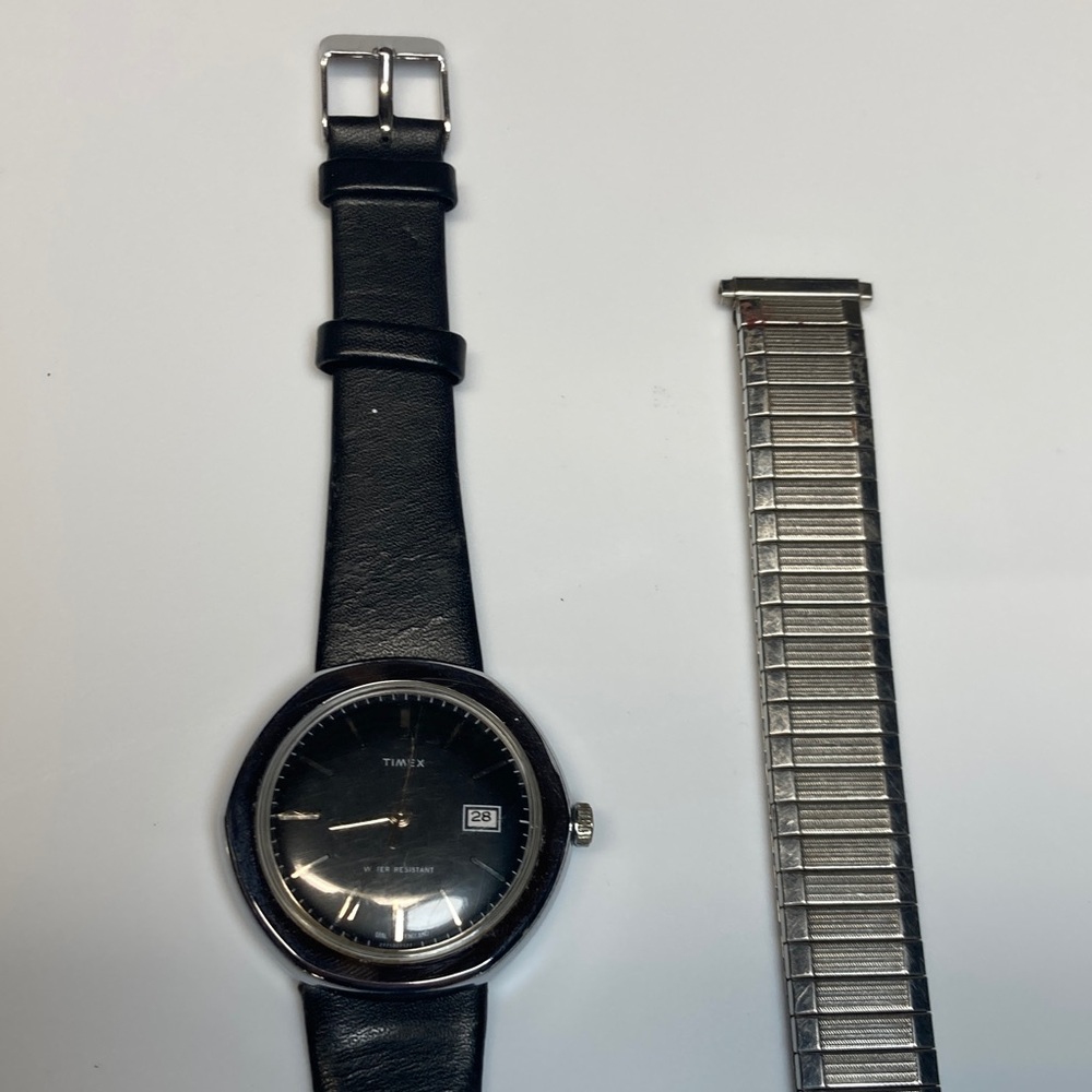 Vintage Timex watch, black dial, domed crystal, 2 straps, 1 leather, 1 stainless - Picture 3 of 17